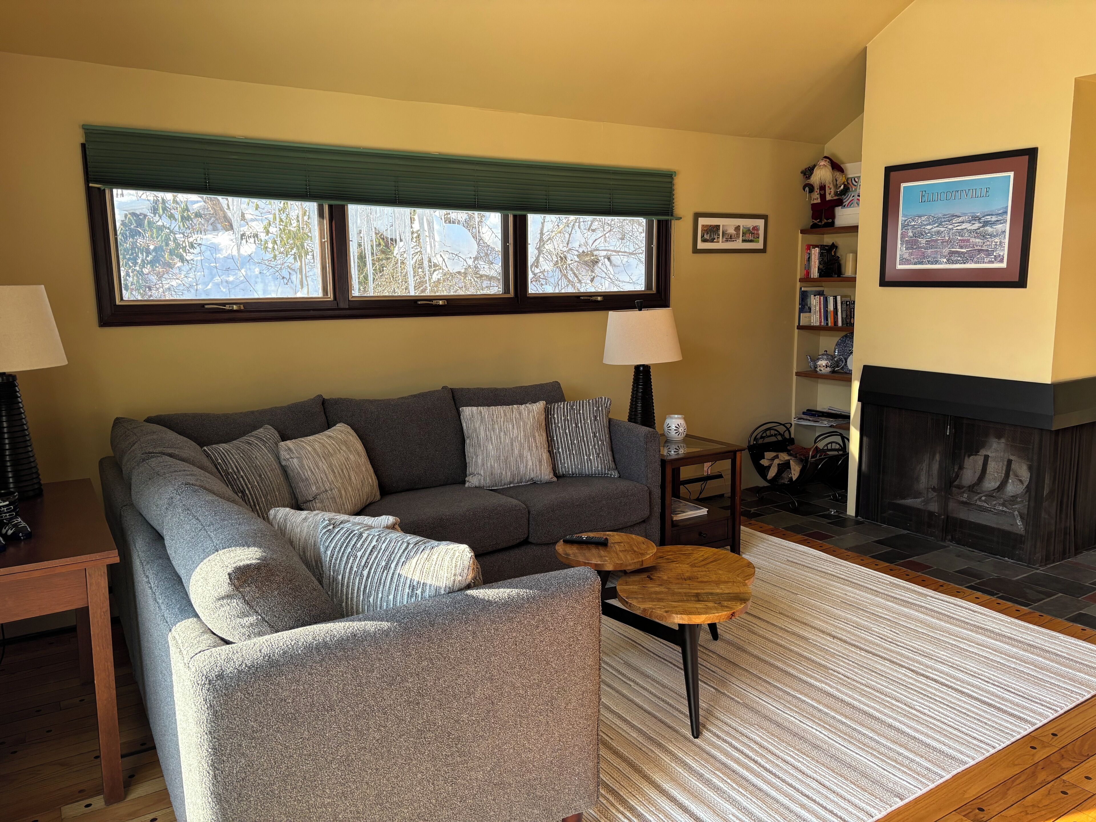 Smart TV, fireplace
