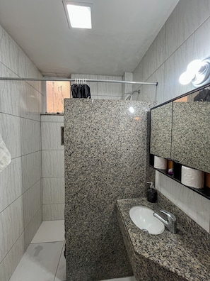 Apartment | Bathroom - Spacious apartment on Copacabana beach (Rio de Janeiro)