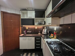 Apartamento | Cocina privada | Mesa de comedor