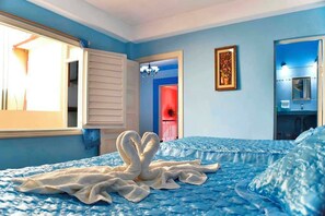 Habitació triple Comfort, balcó, vistes a la ciutat | Minibar, caixa forta a l'habitació i cortines opaques
