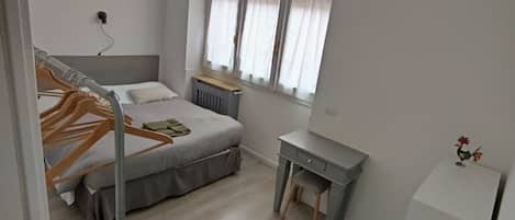 2 多间卧室、客房内保险箱、办公桌、熨斗/熨衣板