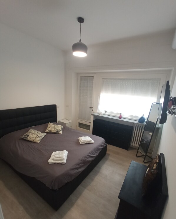 2 bedrooms, in-room safe, desk, iron/ironing board