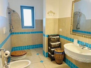 Haartrockner, Handtücher, Seife, Toilettenpapier