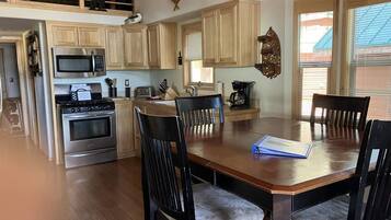 Een koelkast, een microgolfoven, een oven, een kookplaat