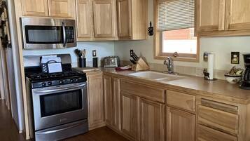 Een koelkast, een microgolfoven, een oven, een kookplaat