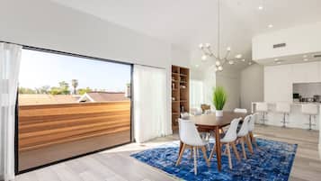 Apartment | 2 bedrooms, desk, Internet