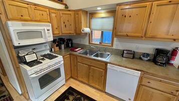 Een koelkast, een microgolfoven, een kookplaat, een vaatwasser