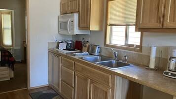 Een koelkast, een microgolfoven, een koffiezetapparaat/waterkoker