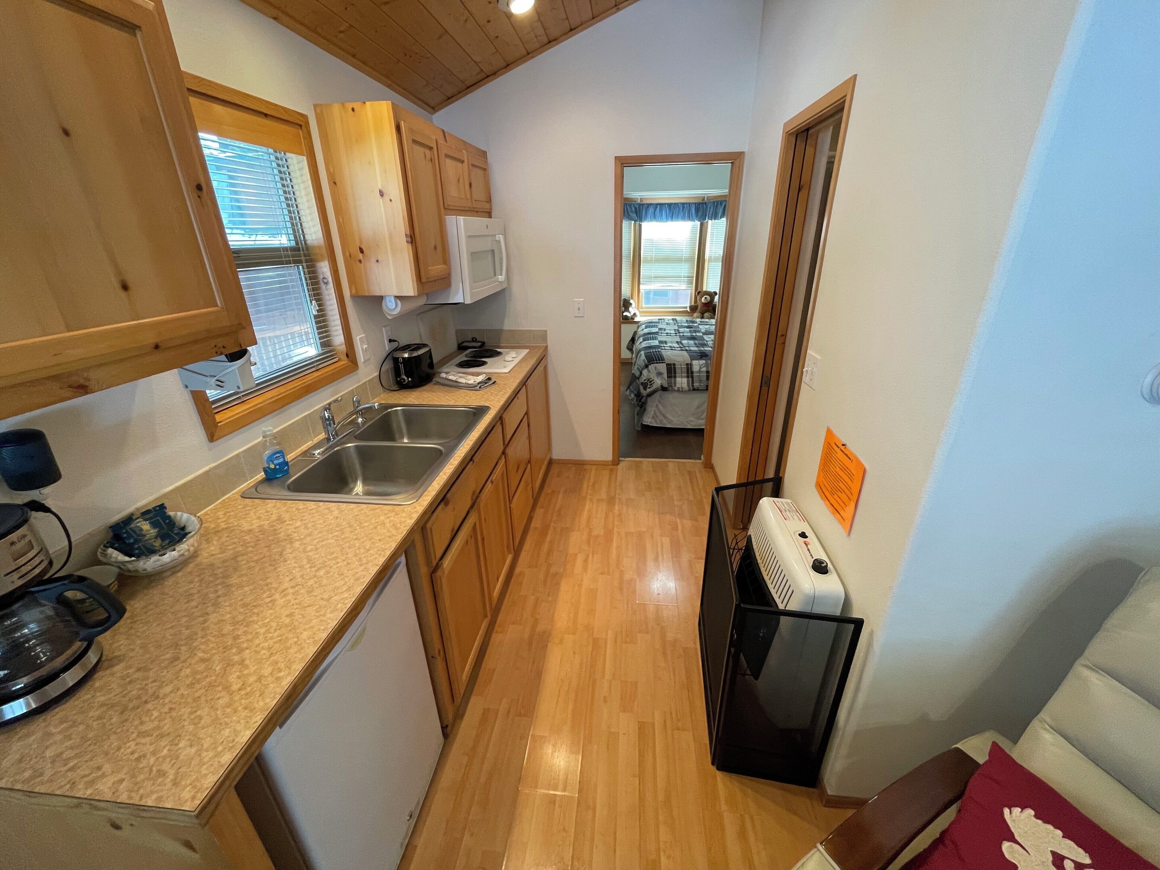 Een koelkast, een magnetron, een koffiezetapparaat/waterkoker