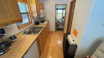 Een koelkast, een magnetron, een koffiezetapparaat/waterkoker