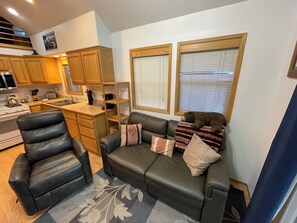 TV - Cabin #7 at Hyatt Lake Resort (Jackson County)