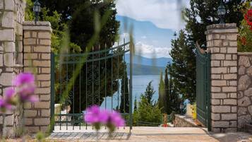 Villa | 3 bedrooms, desk