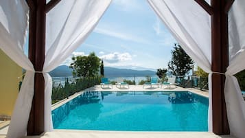 Villa | 3 bedrooms, desk