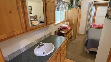 1 bedroom, bed sheets