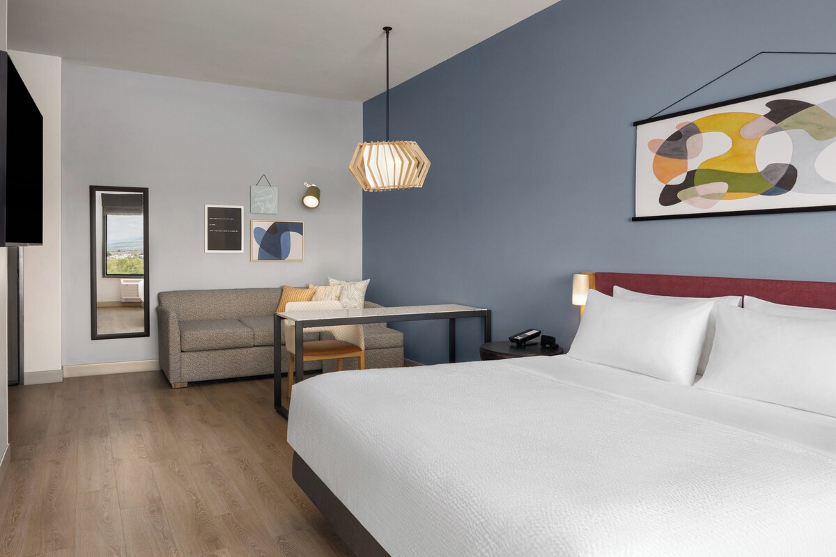 Desk, laptop workspace, WiFi (free), bed sheets