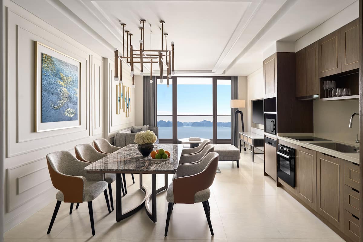 Rom, 2 soverom, utsikt mot bukt (Residence, Halong Bay) | Minibarvarer (inkludert), skrivebord for bærbar PC og blendingsgardiner