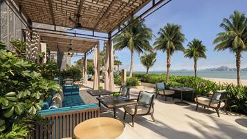 4 restaurants, serveren ontbijt, lunch, diner, internationale gerechten