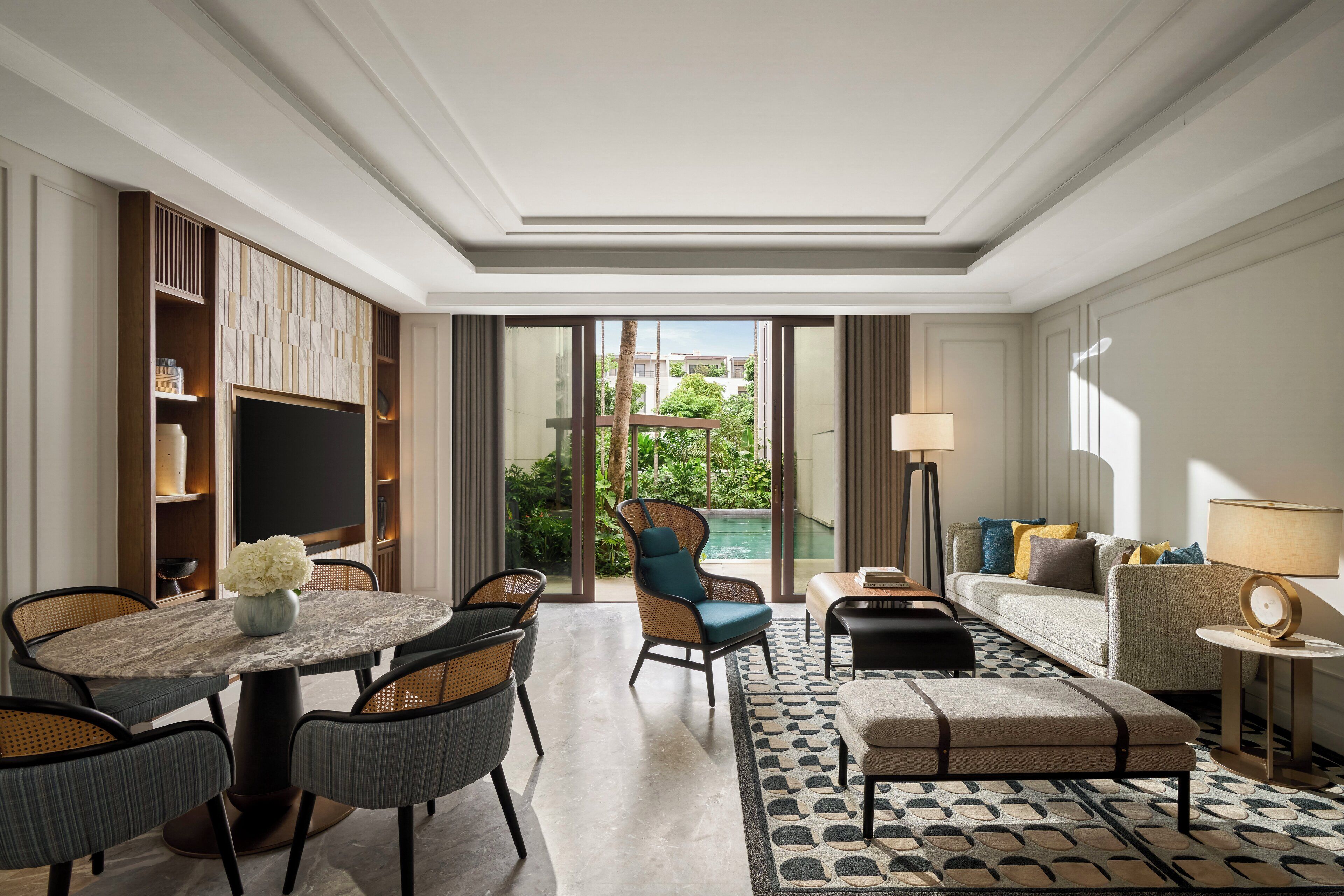 Minibarvarer (inkludert), skrivebord for bærbar PC og blendingsgardiner