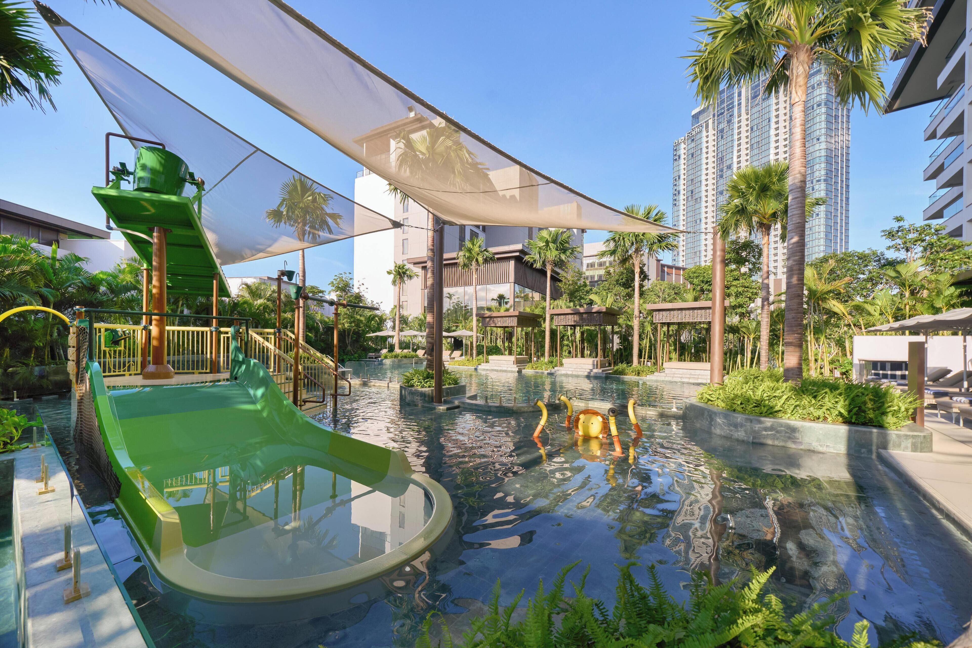 2 座室外游泳池，開放時間為 07:00 至 18:00，提供泳池遮陽傘