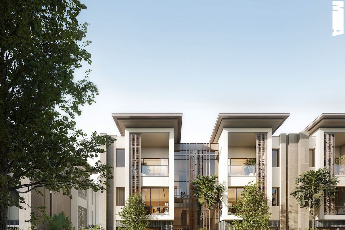 Un hotel moderno con piscina, mobiliario exterior y exuberante vegetación.