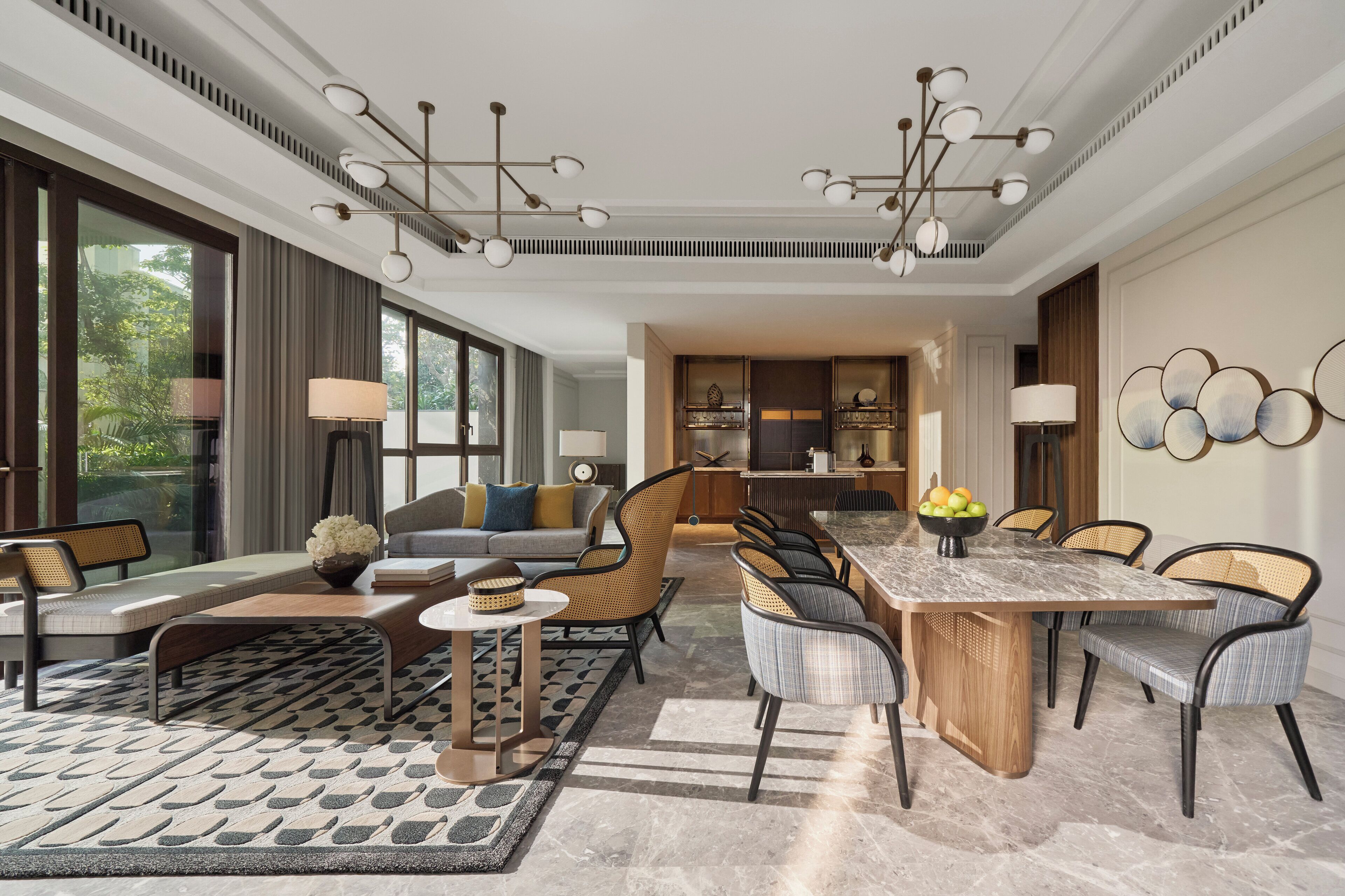 Artículos del minibar gratis y espacio para trabajar con laptop 