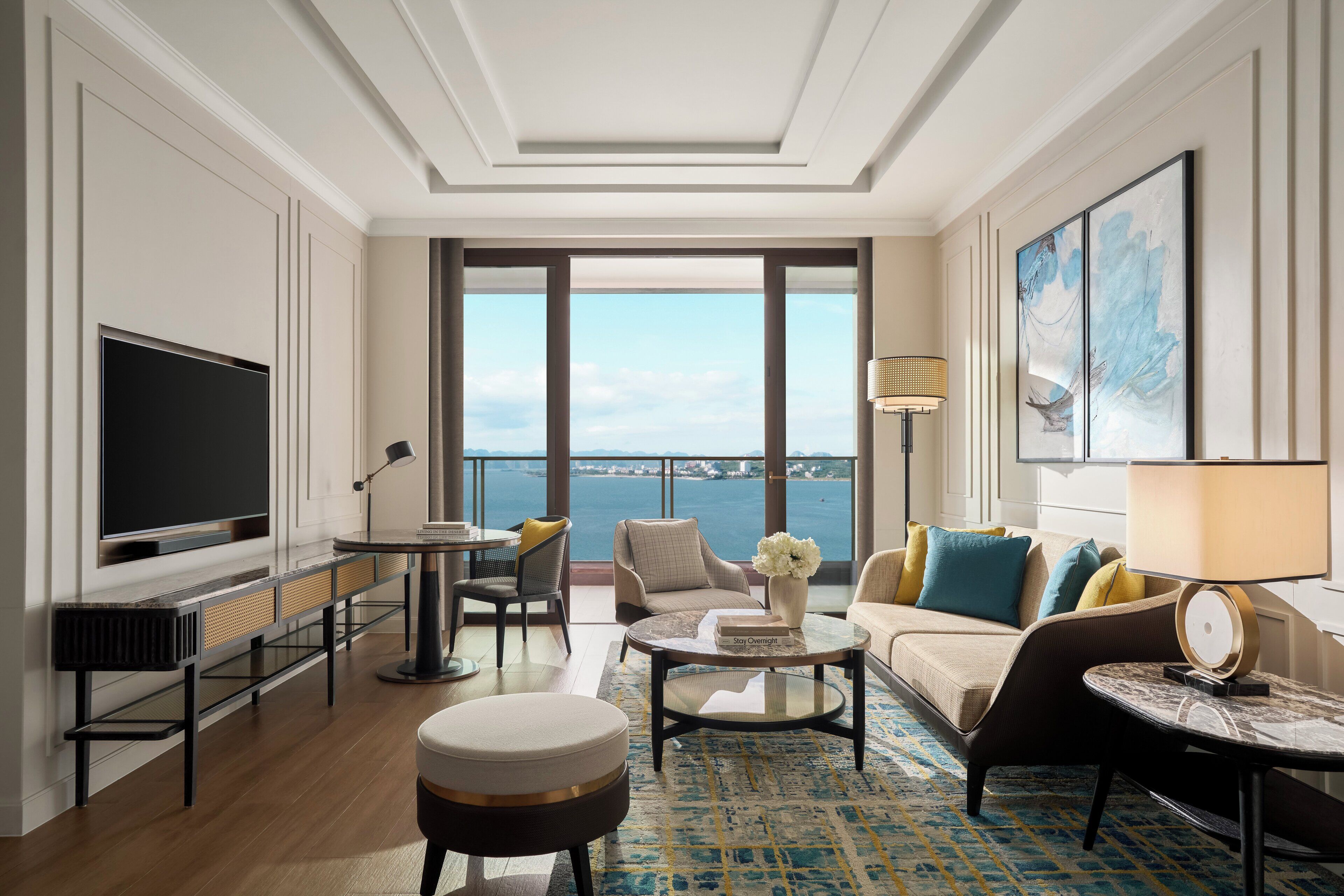 Suite, 1 soverom | Oppholdsrom | En 55-tommers smart-TV med Parabol-TV samt bordtennis