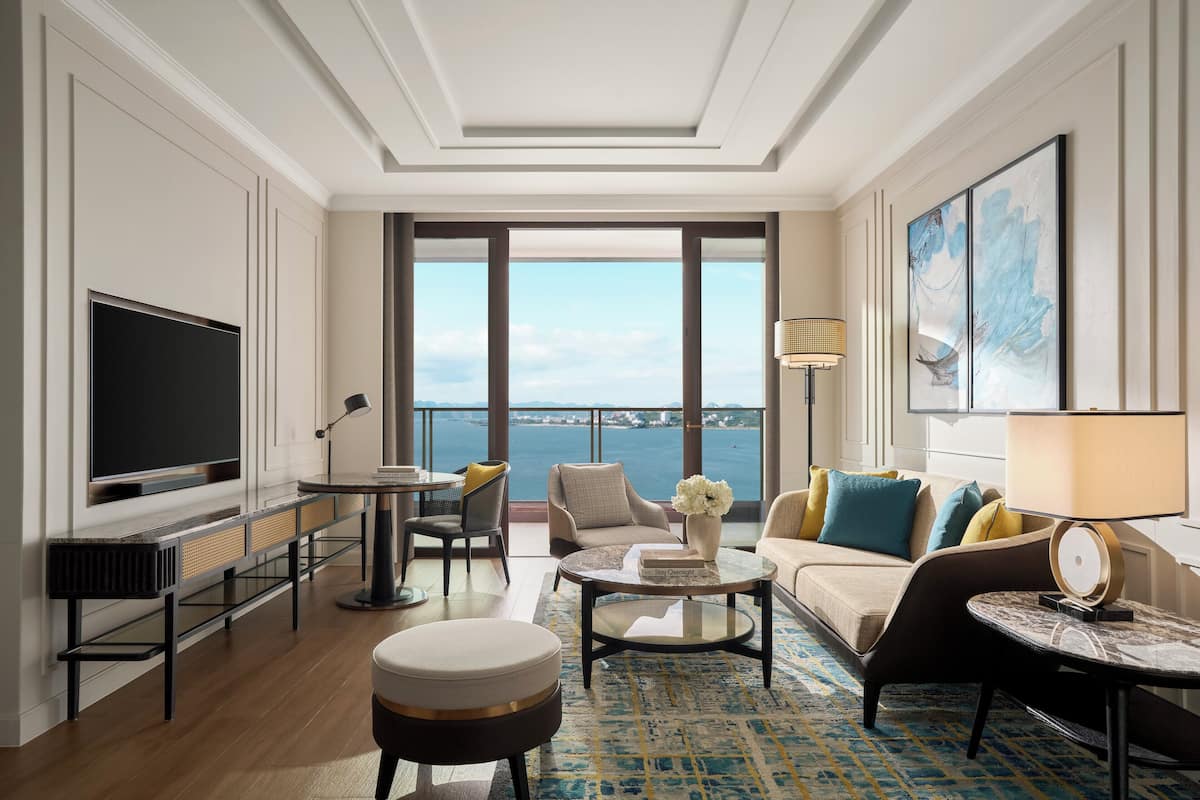 Suite, 1 Bedroom | Free minibar items, laptop workspace, blackout drapes, soundproofing