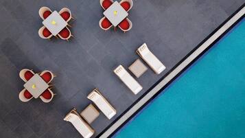 Utomhuspool, parasoller och solstolar
