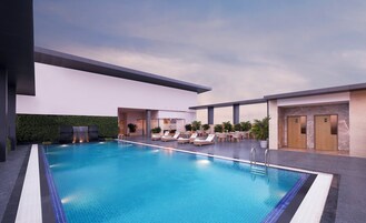 Una piscina al aire libre, sombrillas, tumbonas