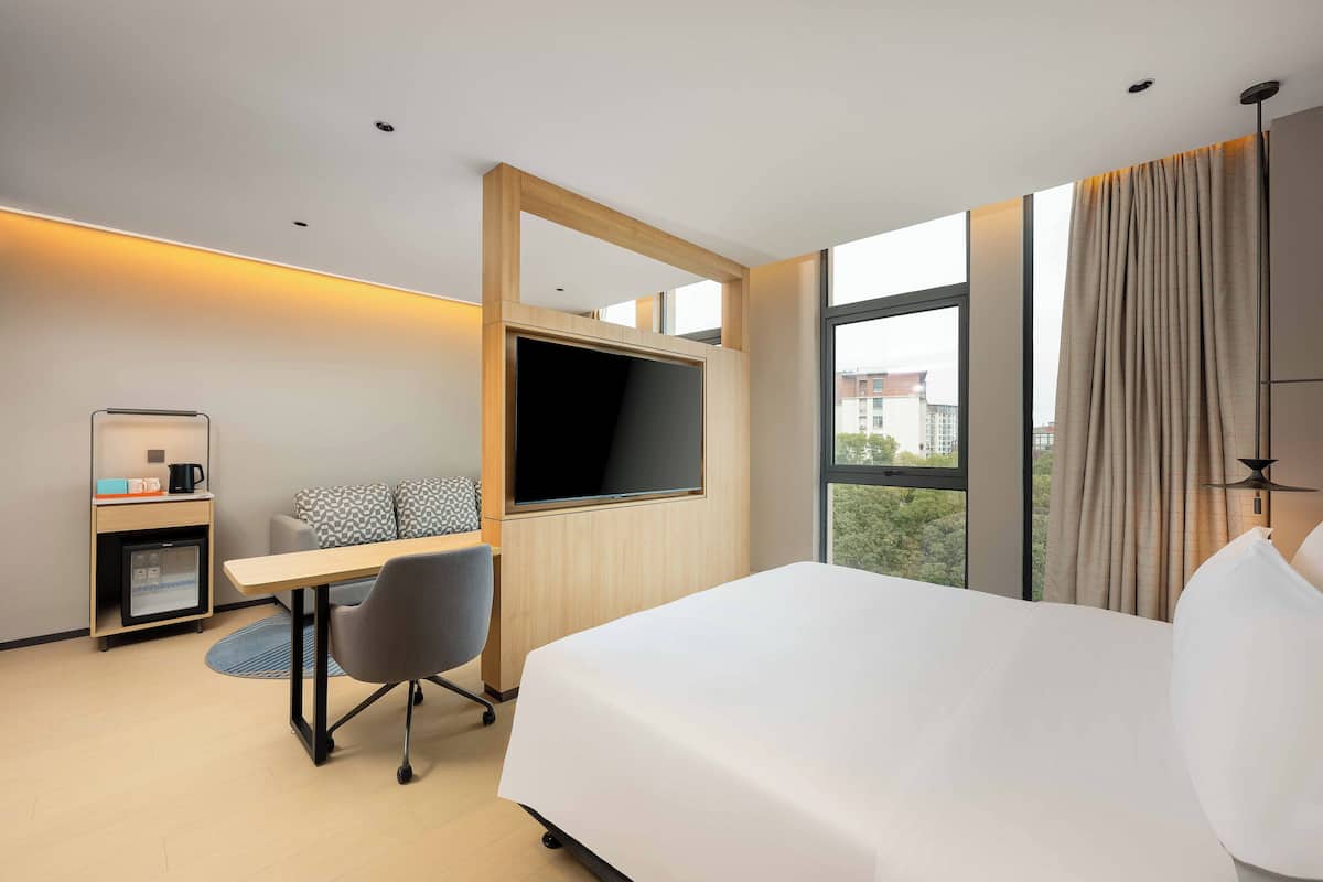Suite, 1 cama de matrimonio grande | Edredones de plumas, escritorio, cortinas opacas