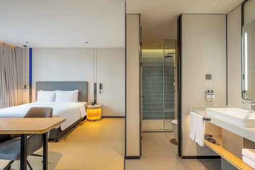 Suite, 1 King Bed | Down duvets, desk, blackout curtains, soundproofing