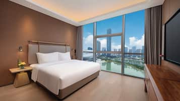 Suite, 1 habitación, vista al lago | Edredón, escritorio, cortinas blackout y insonorización