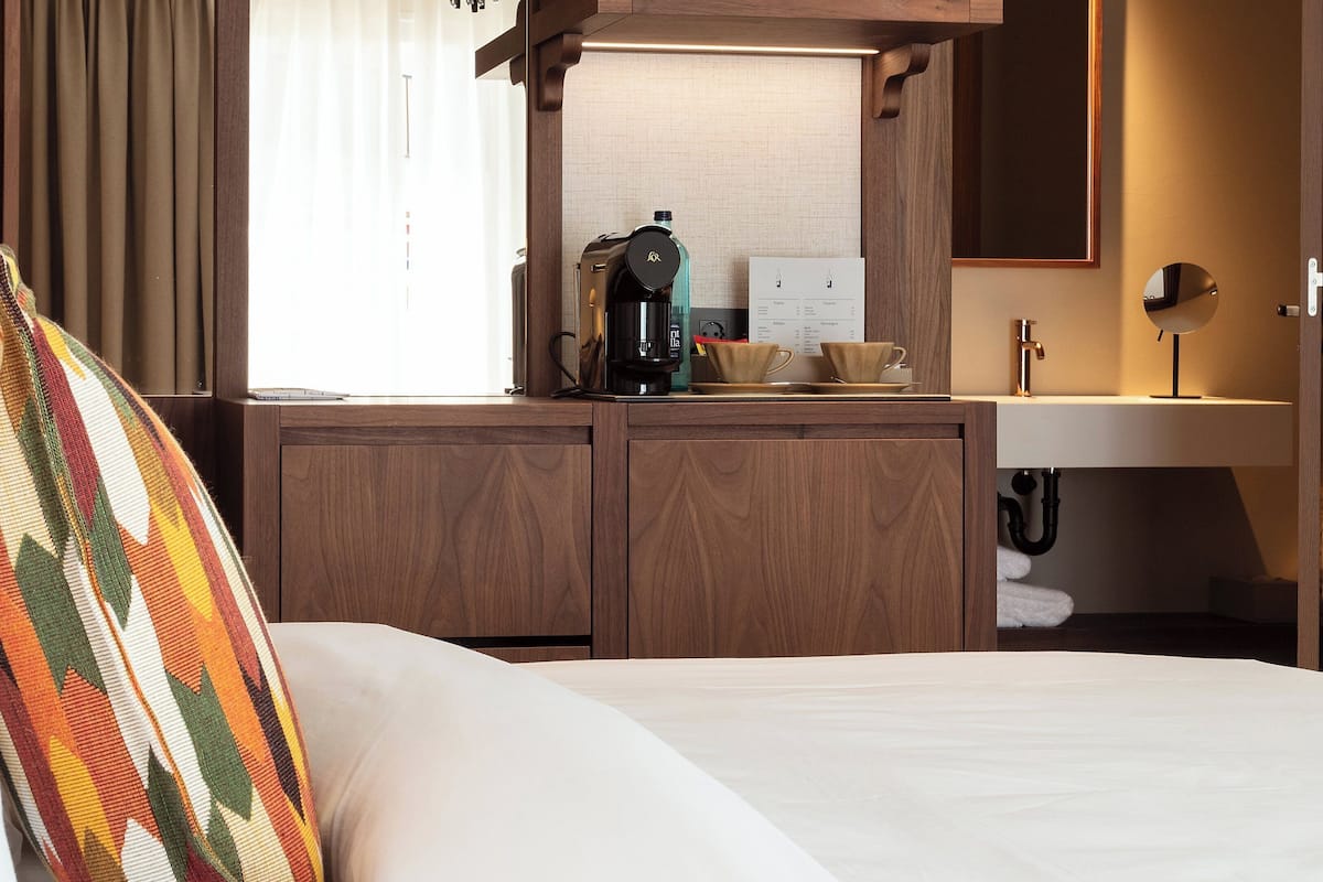 Escritorio, wifi gratis y ropa de cama