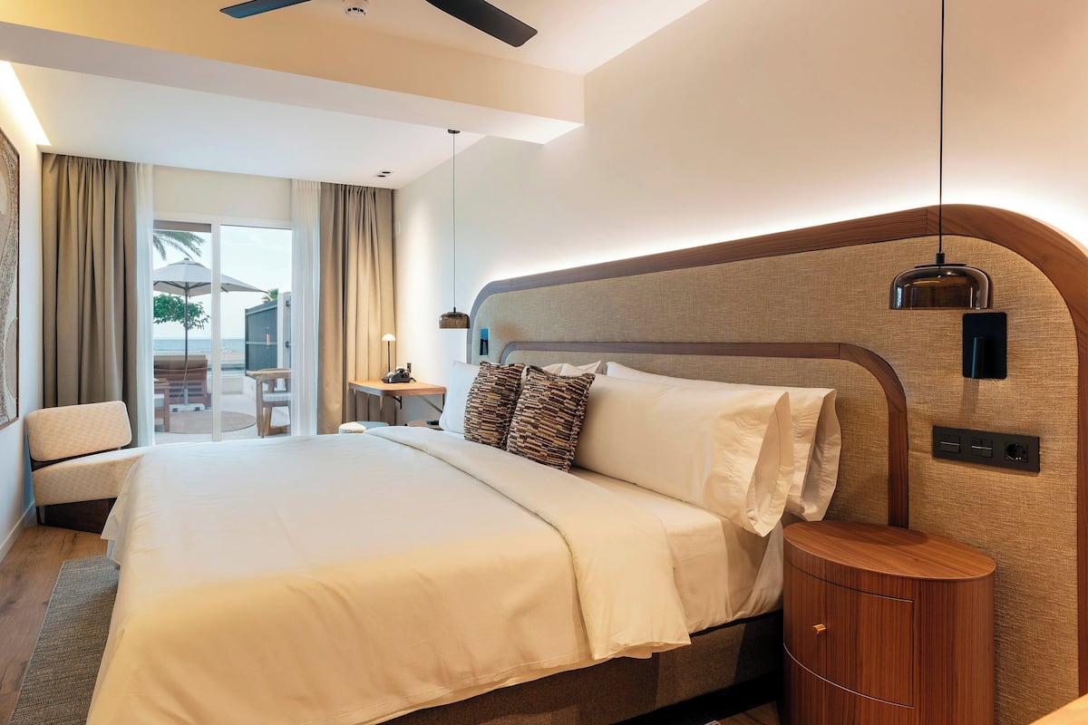 Een bureau, gratis wifi, beddengoed