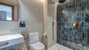 Quarto premium, 1 cama Queen | Banheiro | Chuveiro, secador de cabelo, toalhas de banho, sabonete