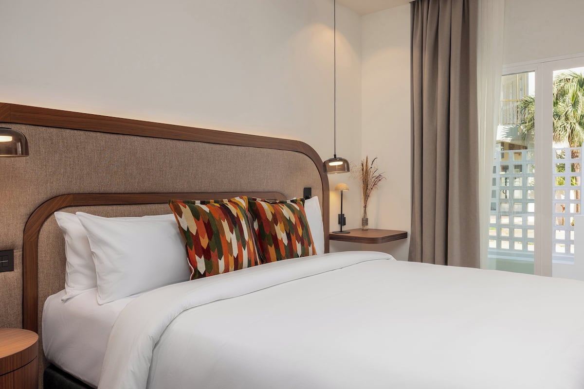Standard Room, 1 Queen Bed