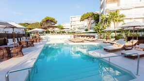 Piscina externa, guarda-sóis, espreguiçadeiras