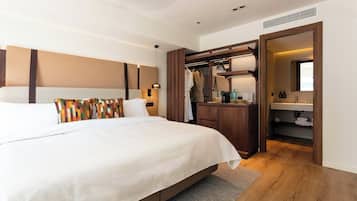 Premium Room, 1 King Bed (Separate Bath) | Desk, free WiFi, bed sheets