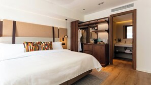 Quarto premium, 1 cama King (Separate Bath) | Escrivaninha, Wi-Fi de cortesia, roupa de cama