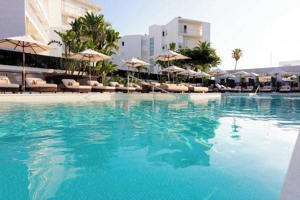 Outdoor pool, pool umbrellas, sun loungers
