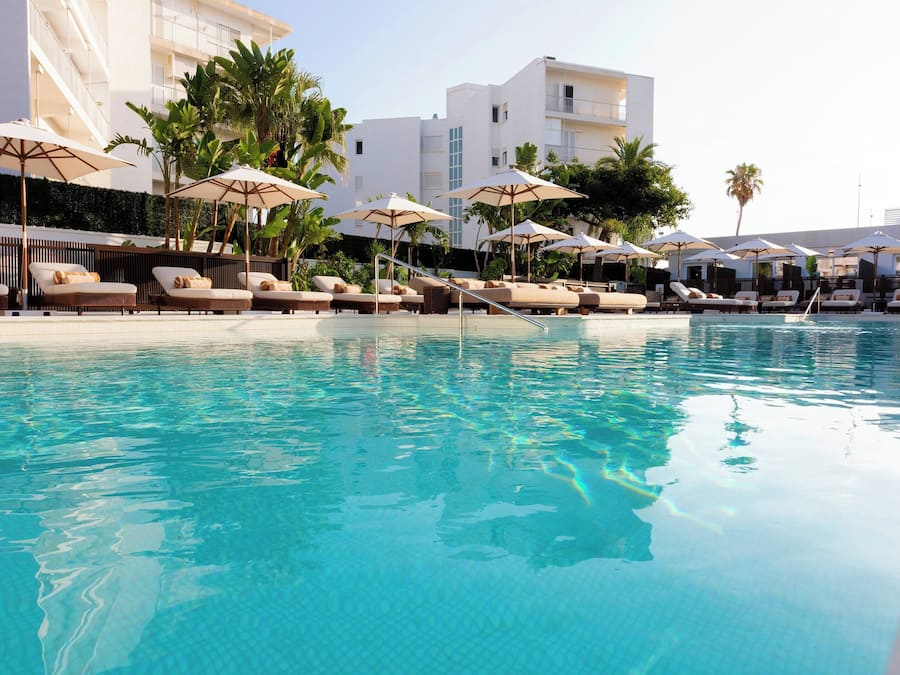 Outdoor pool, pool umbrellas, sun loungers