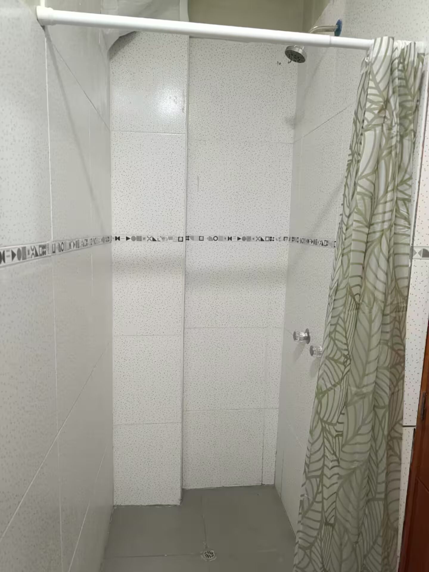 Douche, serviettes fournies, savon, papier toilette