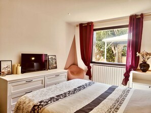 3 bedrooms, iron/ironing board, free WiFi, bed sheets