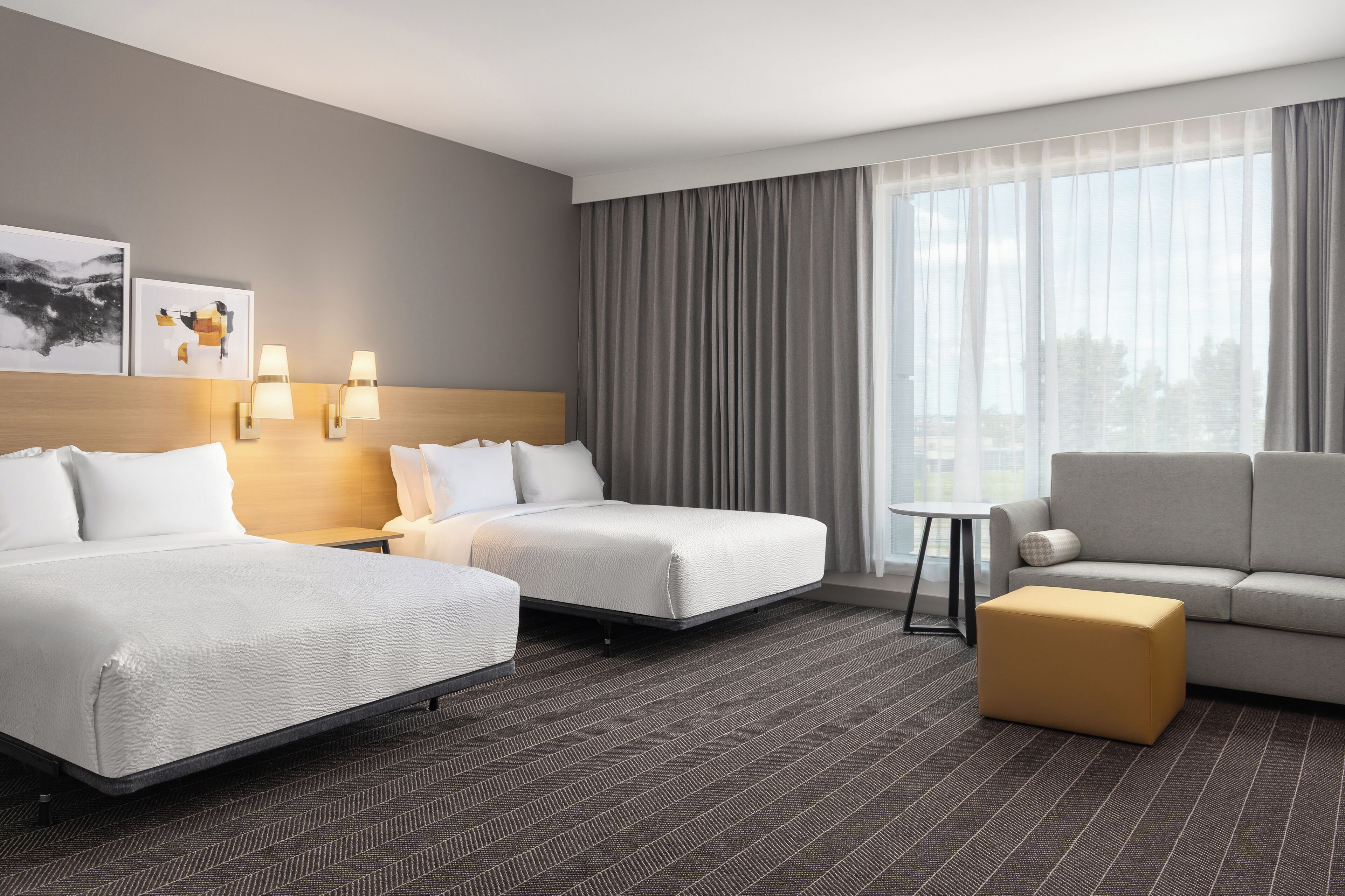 Ropa de cama de alta calidad, camas con pillow-top y escritorio 