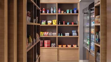 Una despensa bien organizada con estantes llenos de diversos alimentos y bebidas.