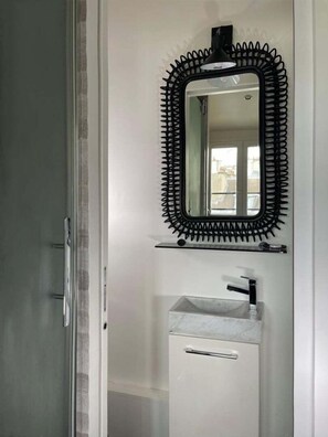 Shower, hair dryer, towels - Charming attic studio (Paris)