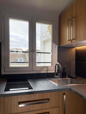 Fridge, oven, coffee/tea maker, toaster - Charming attic studio (Paris)
