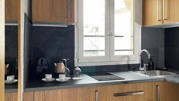 Fridge, oven, coffee/tea maker, toaster