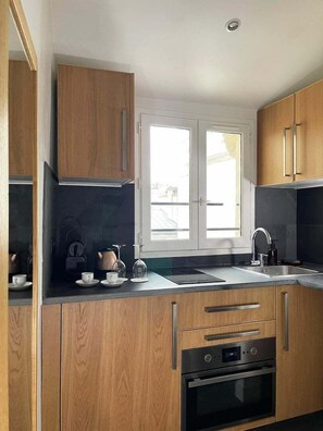 Fridge, oven, coffee/tea maker, toaster