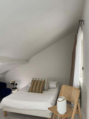1 bedroom, bed sheets - Charming attic studio (Paris)